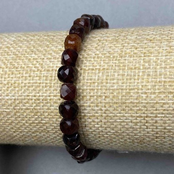 Gesonite Bead Bracelet with Faceted Cube 6×6mm, length 18cm, stretch