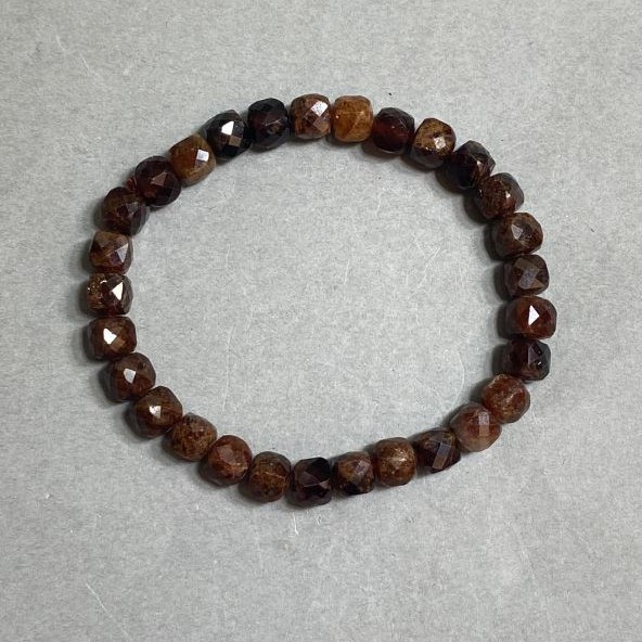 Gesonite Bead Bracelet with Faceted Cube 6×6mm, length 18cm, stretch