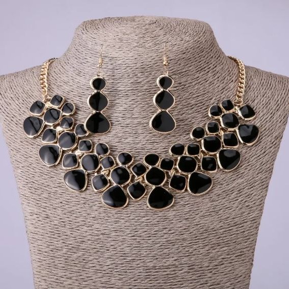 Necklace and earrings set in black enamel, length 46-52cm