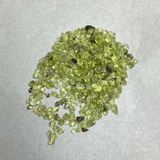 Natural Peridot chip without hole 2–4×2–3 mm ± (per 100 g ±)