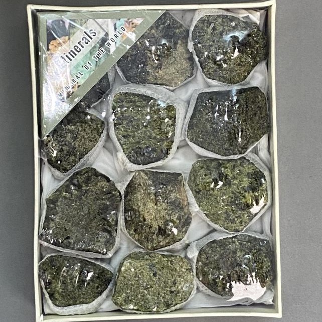 Souvenir Stone Epidote assorted sizes (price per box) 17x13cm+