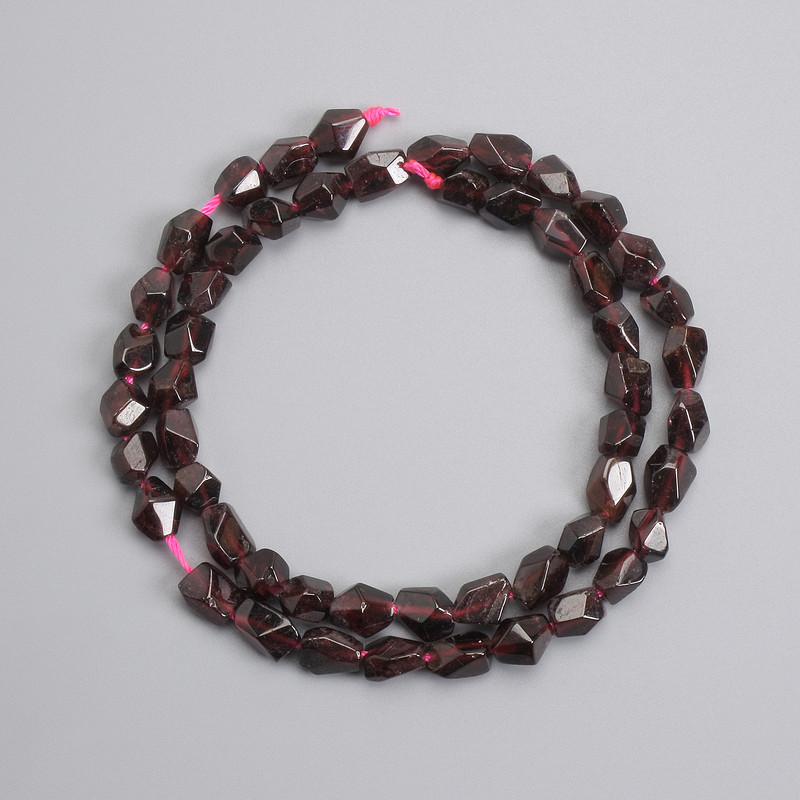 Garnet Beads Faceted 6–8 mm on Thread, 39 cm ±