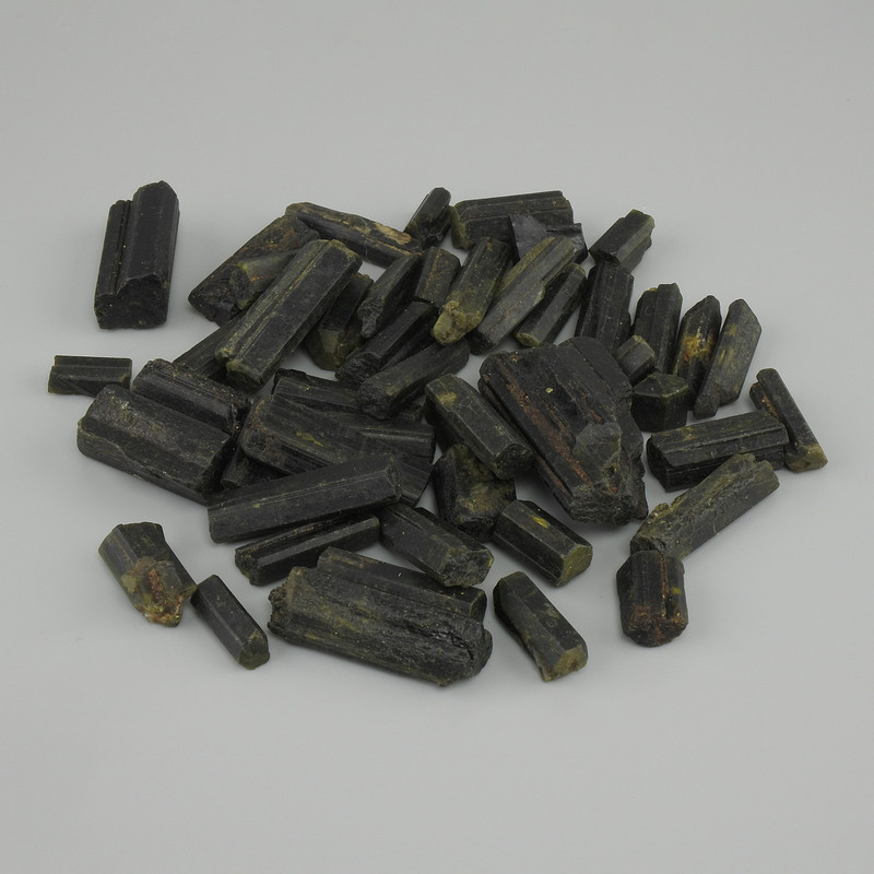 Souvenir uncut green tourmaline (epidote) rough chips 10–28×5–9mm ± (assorted sizes) (per 100 g ±)