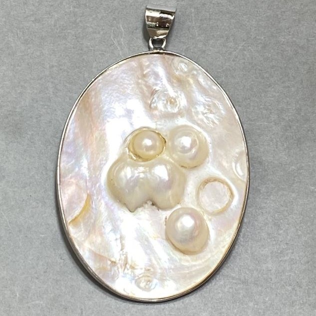 Pendant, natural mother-of-pearl with baroque pearls, oval, diameter 60x46mm ±, length 72mm ±, silver-tone metal