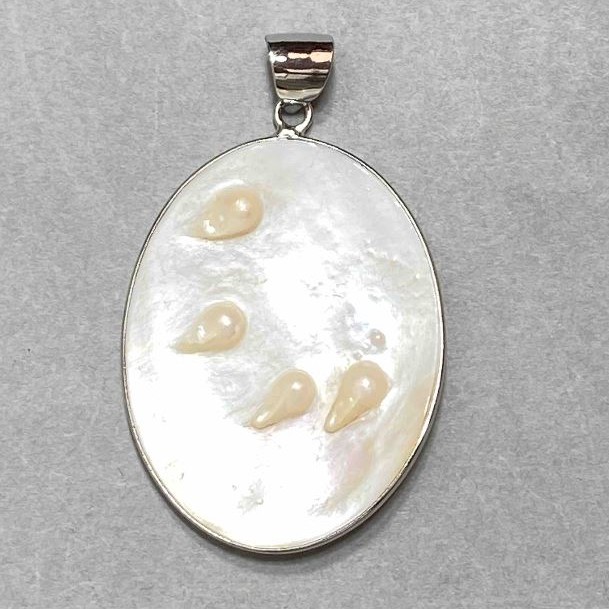 Pendant, natural mother-of-pearl with baroque pearls, oval, diameter 44×35mm±, length 57mm±, silvery metal