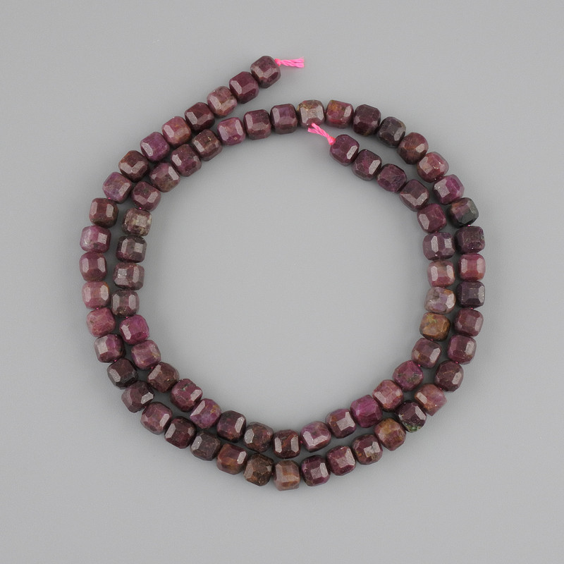 Ruby Beads faceted cube-shaped, 5x5mm diameter, +- length 39cm on thread