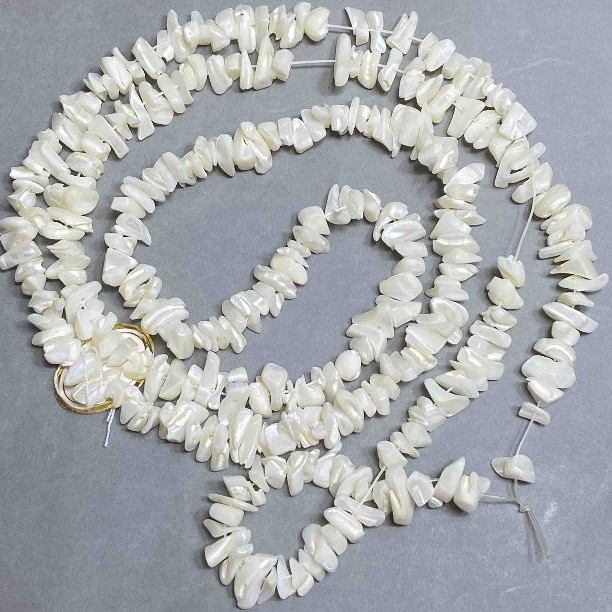 Shell Pearl Beads chips, diameter 8-12×2-4 mm, thread length about 88 cm