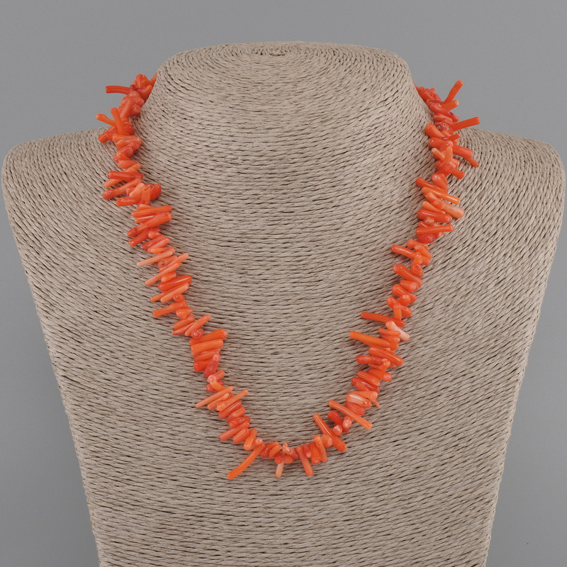Coral Chip Necklace Needle 5-13×1-3, 5mm+-, length 45cm+- with clasp