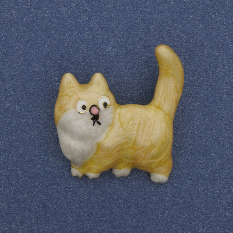 Brooch 'Cat' enamelled golden metal 31x34mm+