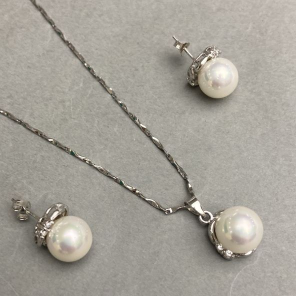 Pendant and earrings set with Mallorca pearls on a 40cm+ chain