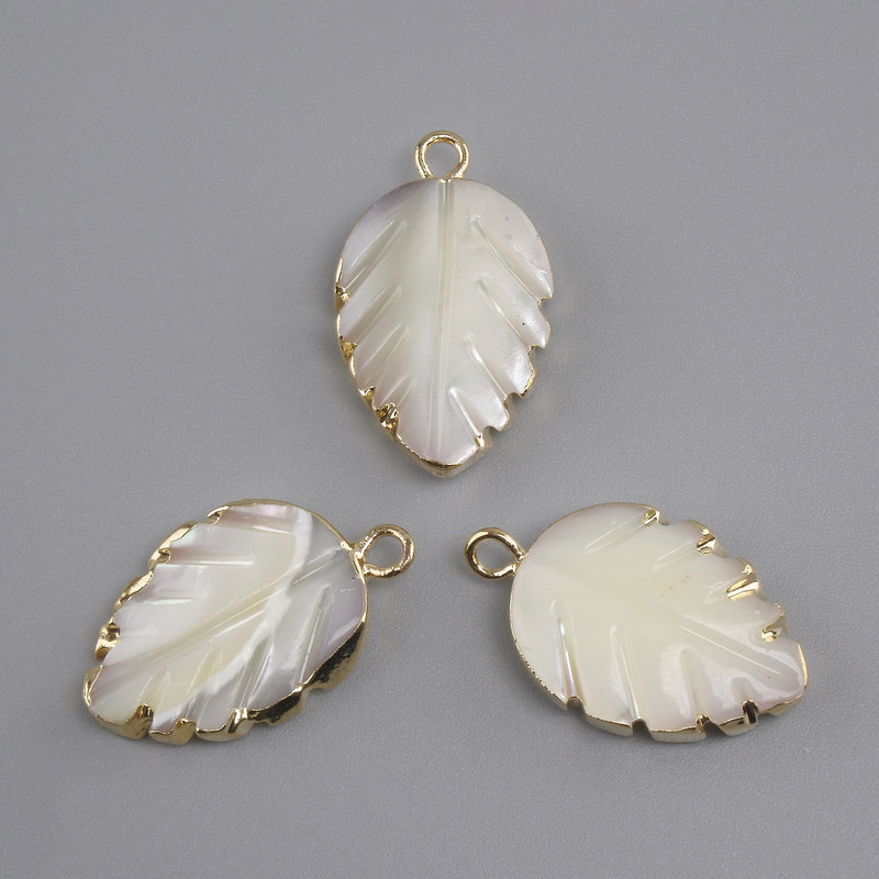 Pendant with Mother-of-P Pearl leaf in bezel, diameter 20x13mm+
