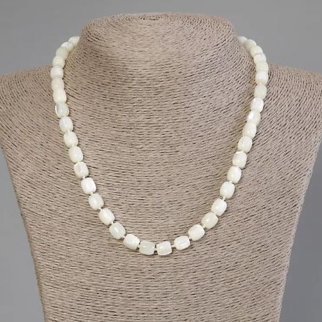 Barilo-shaped Mother-of-P Pearl Necklace, diameter 8x7, 5mm+-, length 45cm +- with clasp