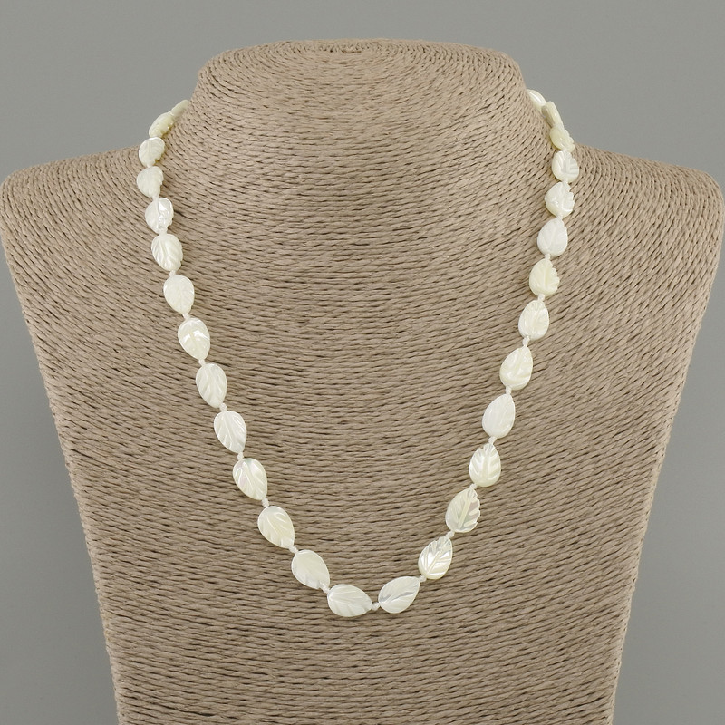 Necklace made of mother-of-pearl leaf shapes, diameter 12×8mm ±, length 45cm ± with clasp