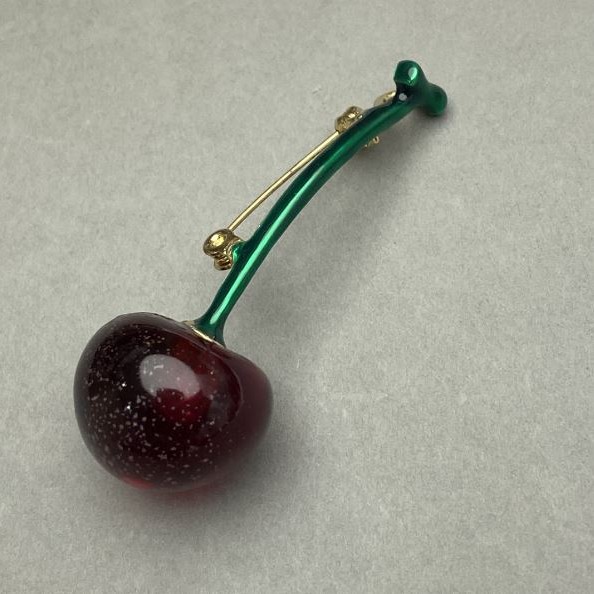Brooch pendant 'Cherries' in golden enamel finish 42x61mm+