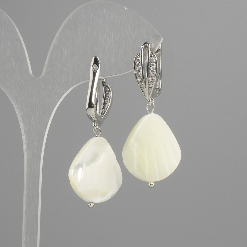 Earrings Mother-of-Pearl Shell 20×18 mm +-, length 40 mm +-, silver metal