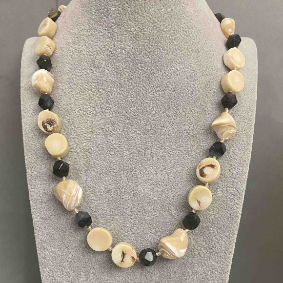 Necklace Coral, Faceted, diameter 12.5×13mm± Horn Coral? multi-faceted Agate 10×9mm± Pearl 15×14mm±, length 50cm±