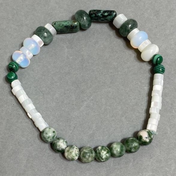 Bracelet Mossy Agate Round Bead 6mm+- Pearlescent Rondelle 4x2mm+- Opalite Rondelle 8x5mm+- Elastic 18cm+-