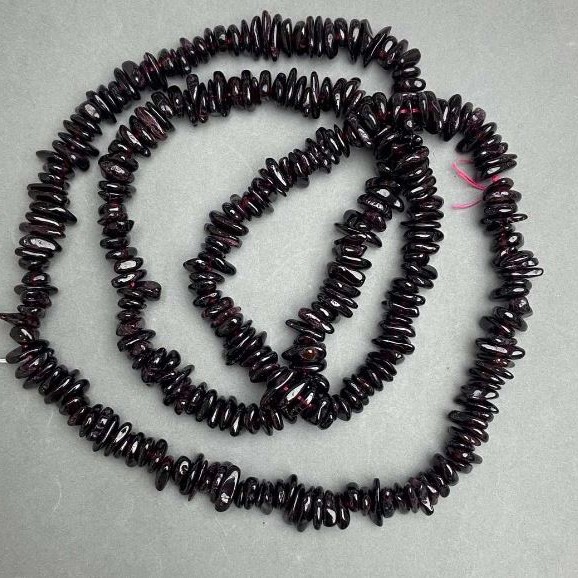 Garnet chip beads, diameter 7-11, 5×2-3 mm±, length 80 cm± on a thread
