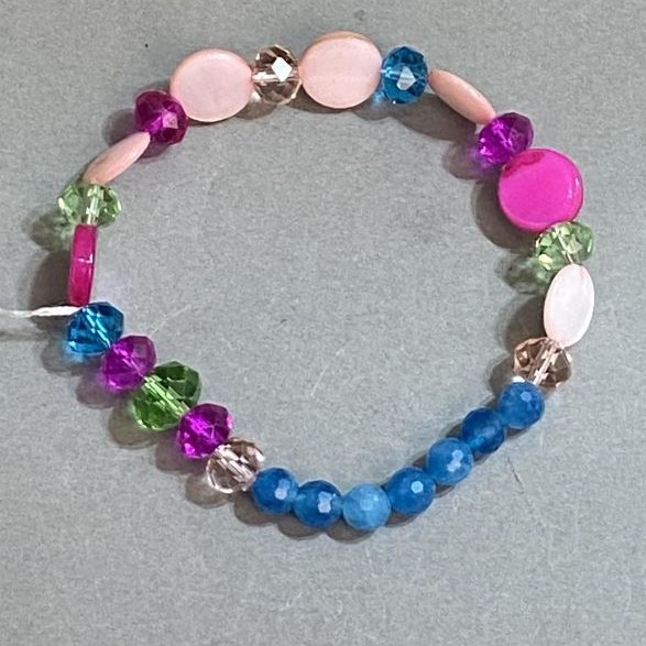 Apatite bracelet faceted round bead, diameter 6mm+ – mother-of-pearl coin 11mm+-, length 18cm+/- stretch