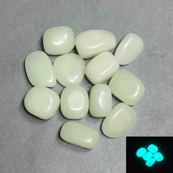 Price per 100 g! Natural onyx tumbled 22–27×15–19×9–15 mm (+-) turquoise glow, 100 g pack