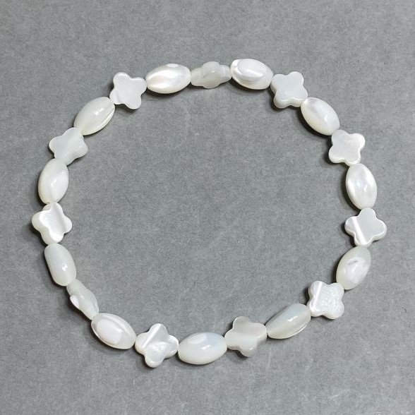 Pearl bracelet grain 9×6mm+-clover 8mm+-, length 18cm+- stretch