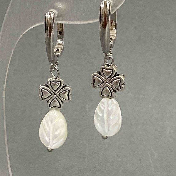 Earrings Mother of Pearl leaf 11x8mm± clover 10mm±, length 40mm±