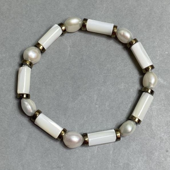 Pearl bracelet 7–9×7–8 mm hematite rondelles 6×mm±, mother-of-pearl cylinder 13×6 mm±, length 18 cm stretch