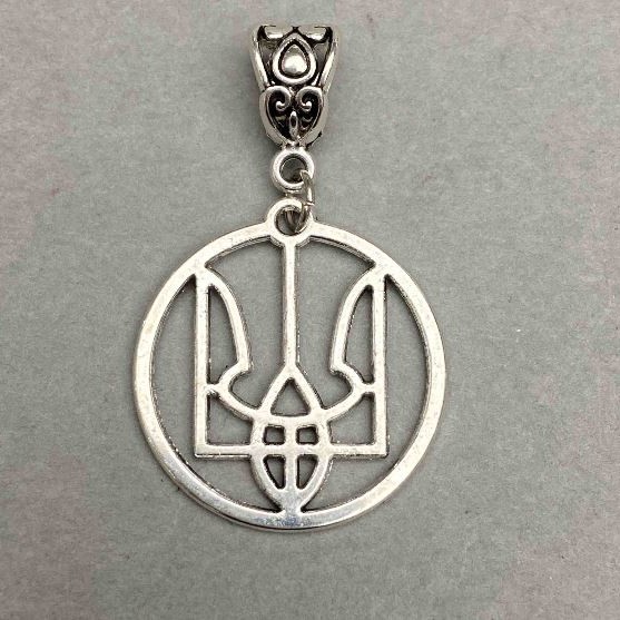Trident pendant, diameter 25mm ±, length 40mm ±, silvery metal colour
