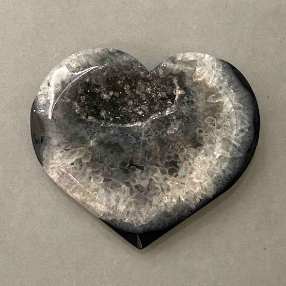Heart souvenir of agate with a geode 69x60 mm ± weight 80 g