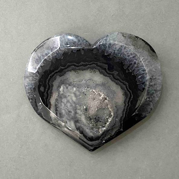 Heart-shaped agate souvenir with geode 73×62mm ± weight 90g