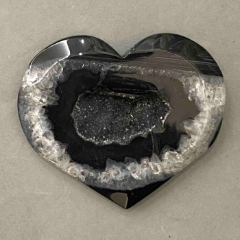 Heart-shaped ornament Agate with geode 74×62mm ± weight 127g