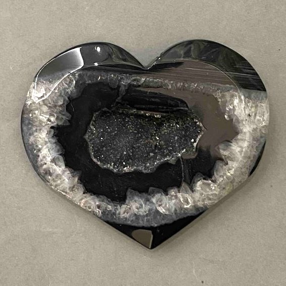 Heart-shaped ornament Agate with geode 74×62mm ± weight 127g