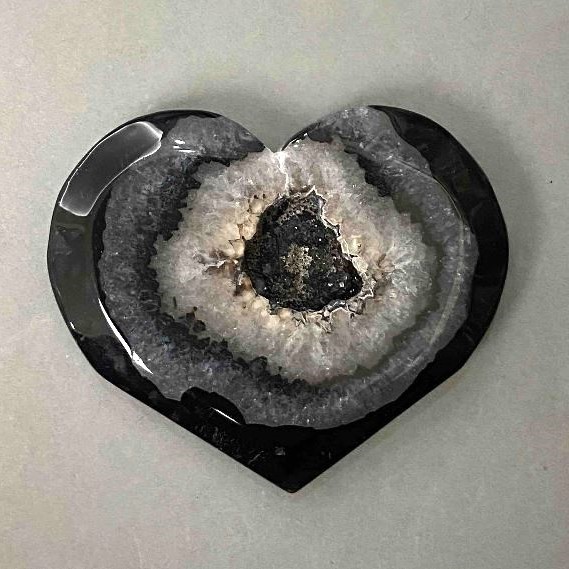 Heart-shaped souvenir Agate with geode 52×64 mm ± weight 87 g