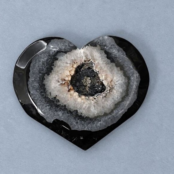 Heart-shaped souvenir Agate with geode 52×64 mm ± weight 87 g