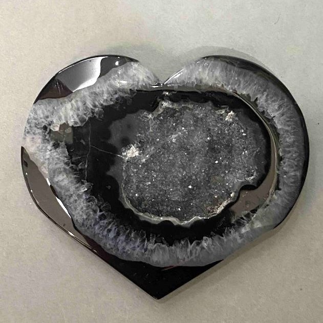 Heart-shaped agate souvenir with geode 59×69 mm ± weight 109 g