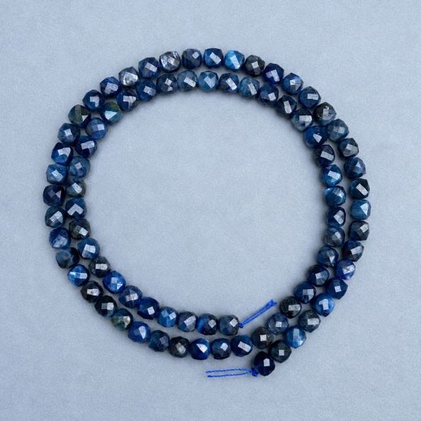 Kyanite beads faceted cube 4.5-5x4.5-5mm +- length 38cm +- on a thread