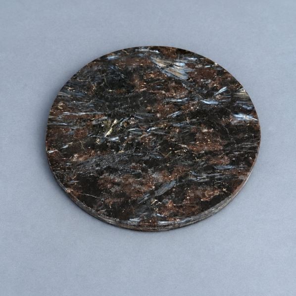 Souvenir plate with natural Nuummite, diameter 103×10mm ± weight 243 g
