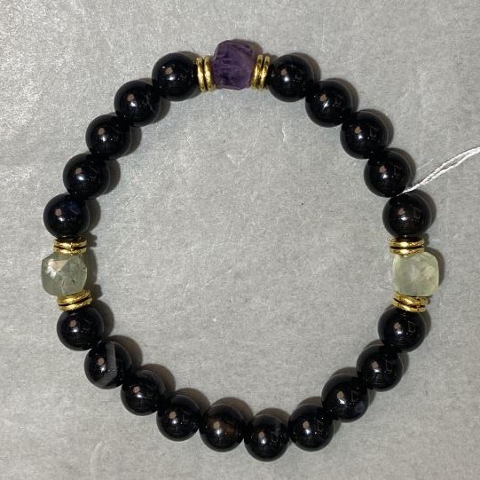 Agate bracelet smooth round bead 8mm +- Prehnite faceted cube 7x7mm +- length 18cm +- stretch