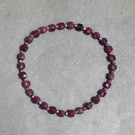 Bracelet Ruby faceted cube, diameter 4mm +- Hematite bead 2mm +- length 18cm +- stretch