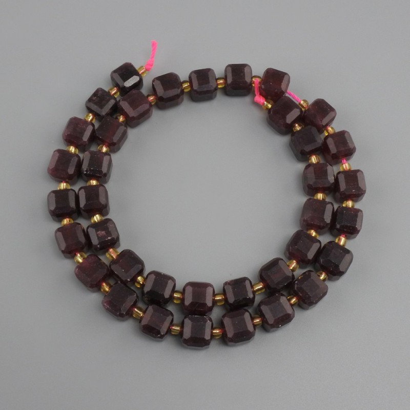 Garnet beads faceted cube, diameter 8x8 mm+- seed beads 3 mm+-, length 37 cm+-