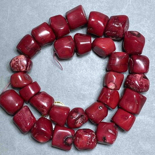 Coral beads on a thread, coral rough-cut (bead) shape, diameter 12-20×14-19mm ±, length 44cm ±, weight 185g