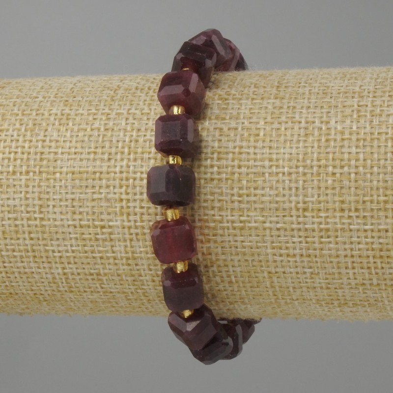 Garnet bracelet faceted cube, bead diameter 3mm±, length 18cm± on stretch