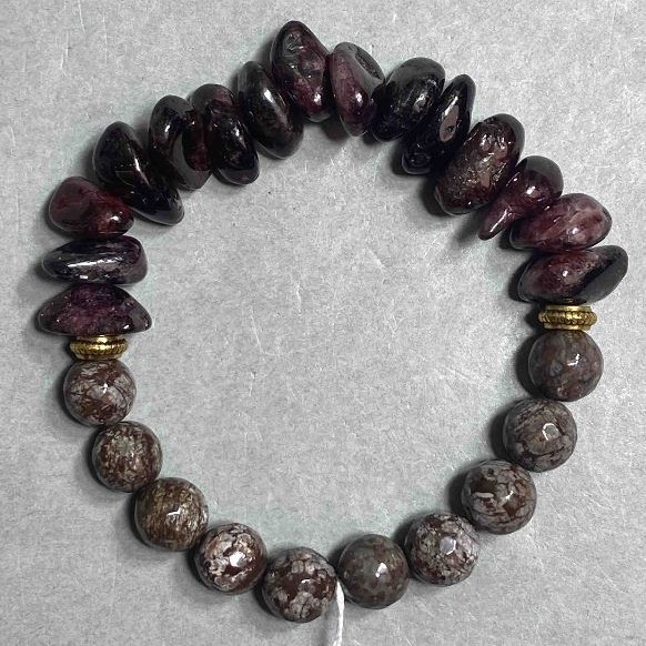 Bracelet Coffee Jasper faceted round bead, bead diameter 8.5 mm±; Pomegranate chip 12×6 mm±; length 18 cm (stretch)