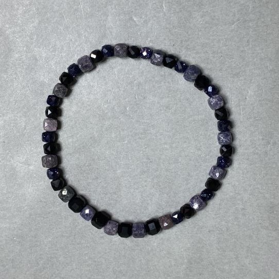 Stretch bracelet Sapphire faceted cube 5mm ± Tourmaline Aventurine faceted cube 4mm ±, length 18 cm ±