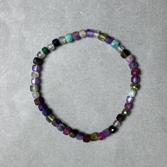 Bracelet Assorted faceted cube 4x4mm± 20x13mm±, length 18cm± stretch