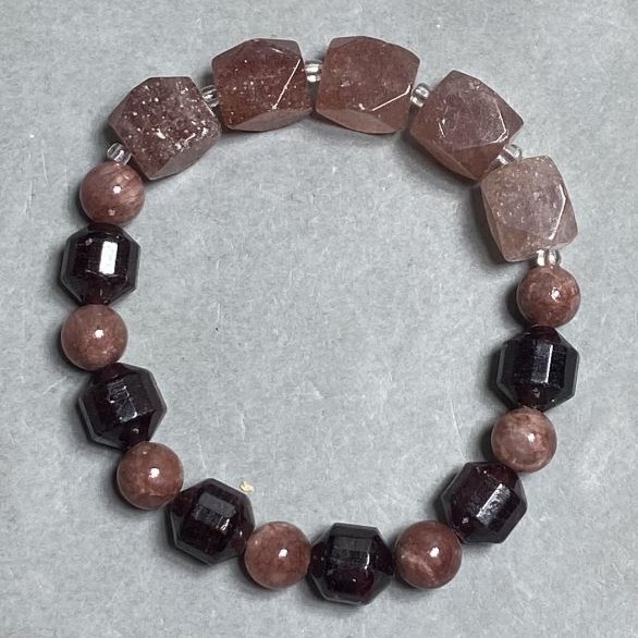 Bracelet Strawberry quartz faceted shapes, diameter 12x10mm ± bead 8mm ± Garnet faceted shape 11x10mm ± length 18cm ± stretch