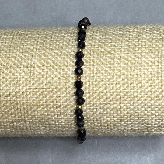 Agate bracelet, faceted bead (4mm+-), hematite bead (2mm+-), length 18cm+- stretch