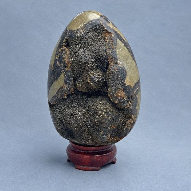 Souvenir egg natural stone Septaria, diameter 120×88 mm ± weight 1134 g. on a stand