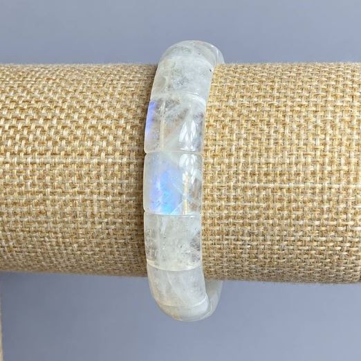 Adularia bracelet, smooth link, diameter 13–14×12 mm +/-, length 18 cm +/-, stretch