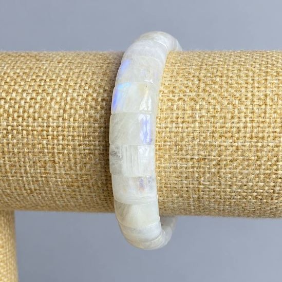 Adularia bracelet smooth link, diameter 12x8-9mm ±, length 18cm ± stretch